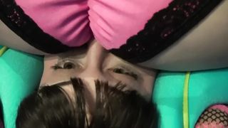 2 girls facesitting challenge