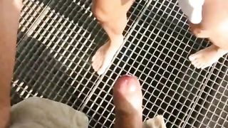 Urlauberin blaest mir einen auf der Seebruecke Scharbeutz