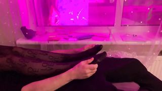 Mistress Sofi in Nylon Tights Full-Weight Facesitting while Reading a Book