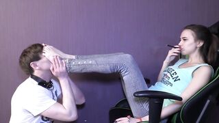 087 The slave is very diligently licking her sweaty legs