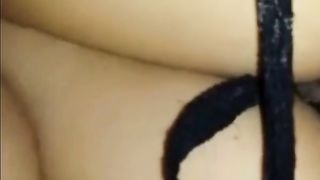 Beurette qui fait semblant de dormir pour se faire baiser