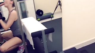 Blondes Fitnessmodel vom eigenen Kameramann gefickt 2