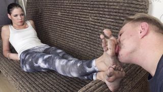 Look at those dirty feet ! Check description