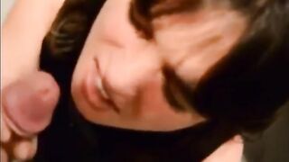 Ejac faciale dans l'ascenseur