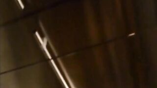 Ejac faciale dans l'ascenseur