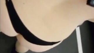 Ejac faciale dans l'ascenseur