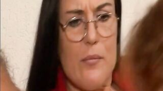 Orgasmus, Initiation in die Faust und mit einem riesigen Dildo