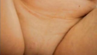 girl cums while showing pussy