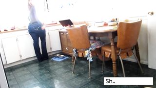 MILF WIDE HIPS ASS THIGHS 2